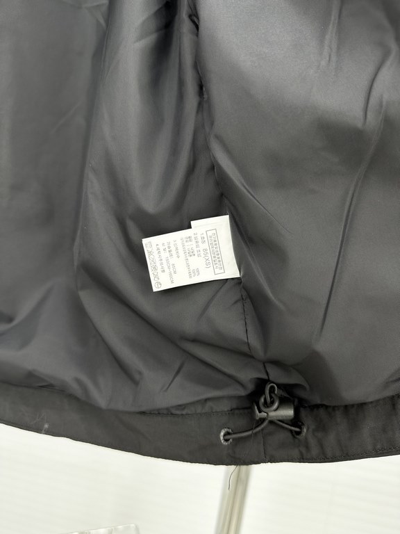 The North FaceLightweight Model 1990S Outdoor Punching Jacket 【BlackThis section belongs to the entry-level punching jacket, lightweight suitable for outdoor hiking and climbing, warmth and waterproofing is slightly wors