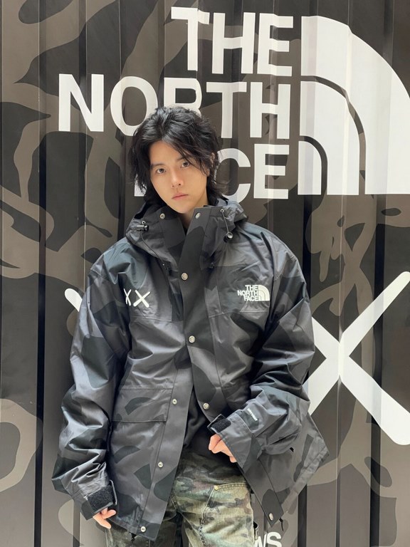 #TheNorthFaxe Kaws Co-branded Punching JacketThe North Face, which every outdoor enthusiast loves  , is back with a big move   and the KAWS co-branded collision   out of the new trend!