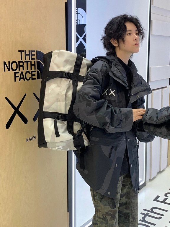 #TheNorthFaxe Kaws Co-branded Punching JacketThe North Face, which every outdoor enthusiast loves  , is back with a big move   and the KAWS co-branded collision   out of the new trend!