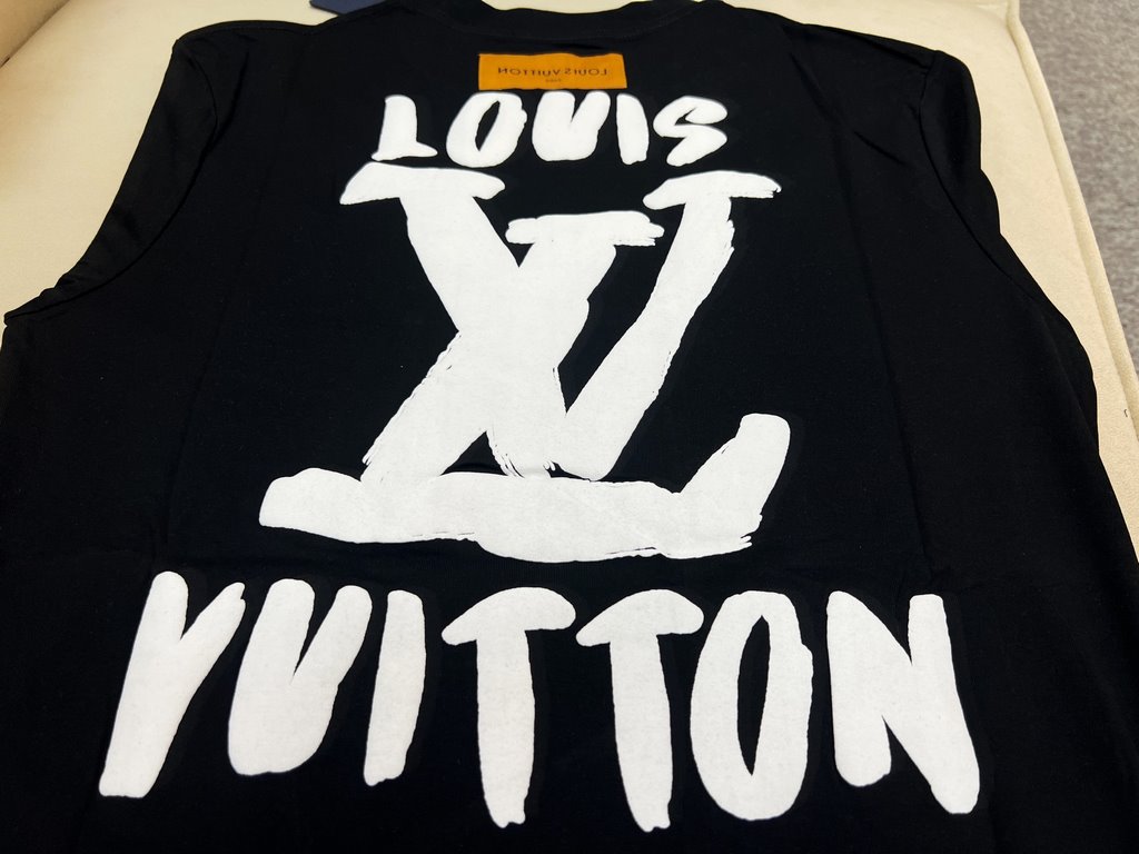 24531#LV newest and top version The top quality counter original short sleeve, custom 50 fine tight cotton yarn, active dyeing, heavy solid color, smooth feel fabric heavy duty washing, slightly broad small flow shoulder