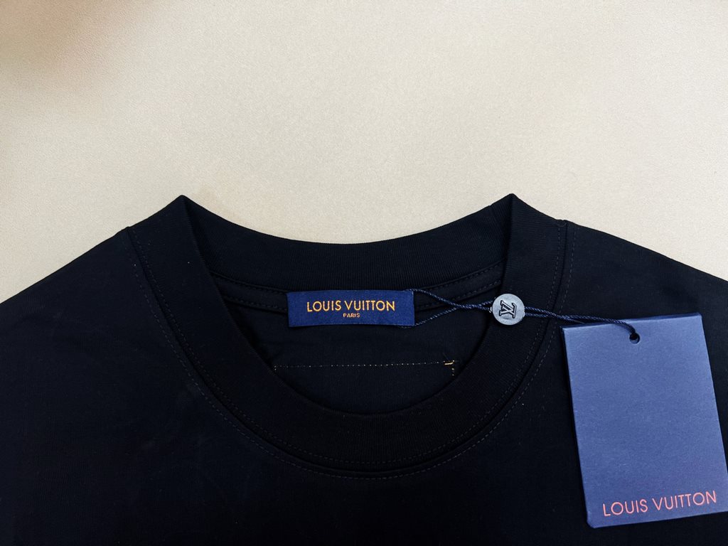 24531#LV newest and top version The top quality counter original short sleeve, custom 50 fine tight cotton yarn, active dyeing, heavy solid color, smooth feel fabric heavy duty washing, slightly broad small flow shoulder