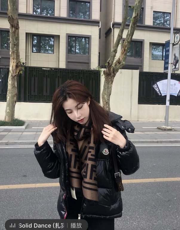 This down jacket is the Monk's previous style although it is not to say that 2022 new modelsBut this year I still love, his zipper where there are Mengkou classic   LOGO three-color webbing, open to wear will be exposed,