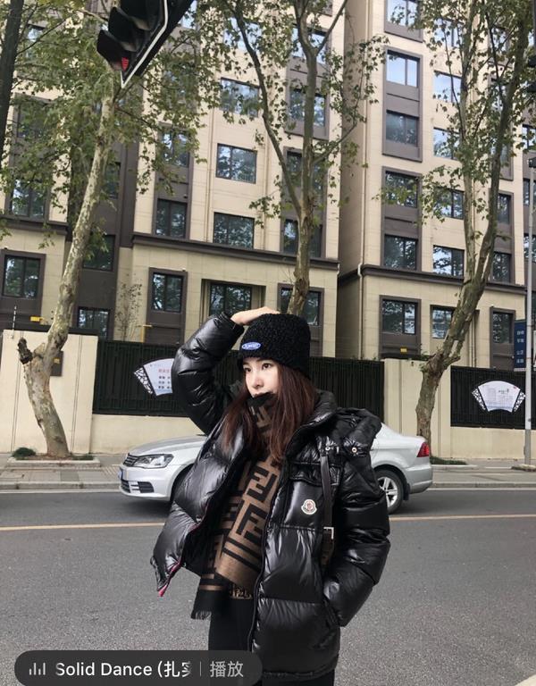 This down jacket is the Monk's previous style although it is not to say that 2022 new modelsBut this year I still love, his zipper where there are Mengkou classic   LOGO three-color webbing, open to wear will be exposed,