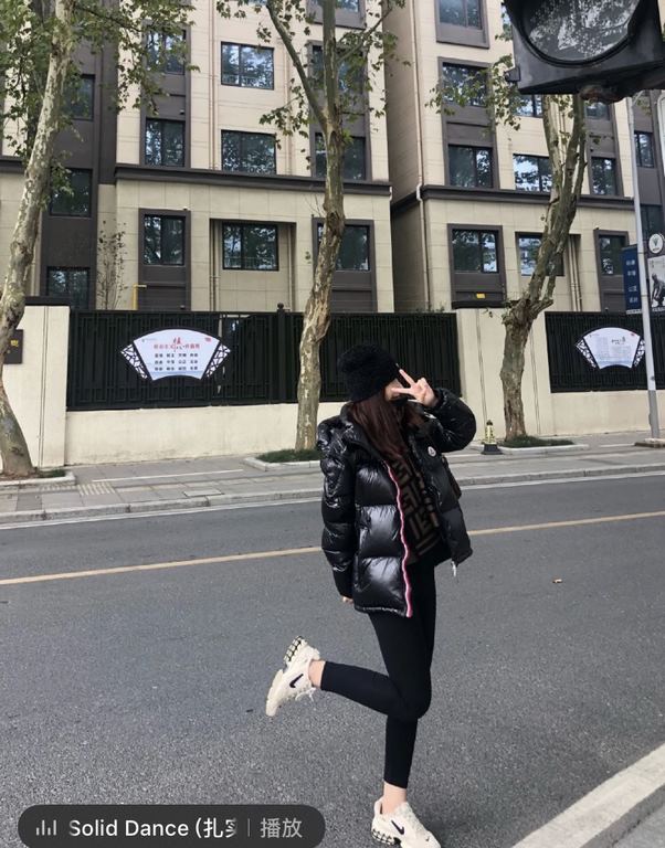 This down jacket is the Monk's previous style although it is not to say that 2022 new modelsBut this year I still love, his zipper where there are Mengkou classic   LOGO three-color webbing, open to wear will be exposed,