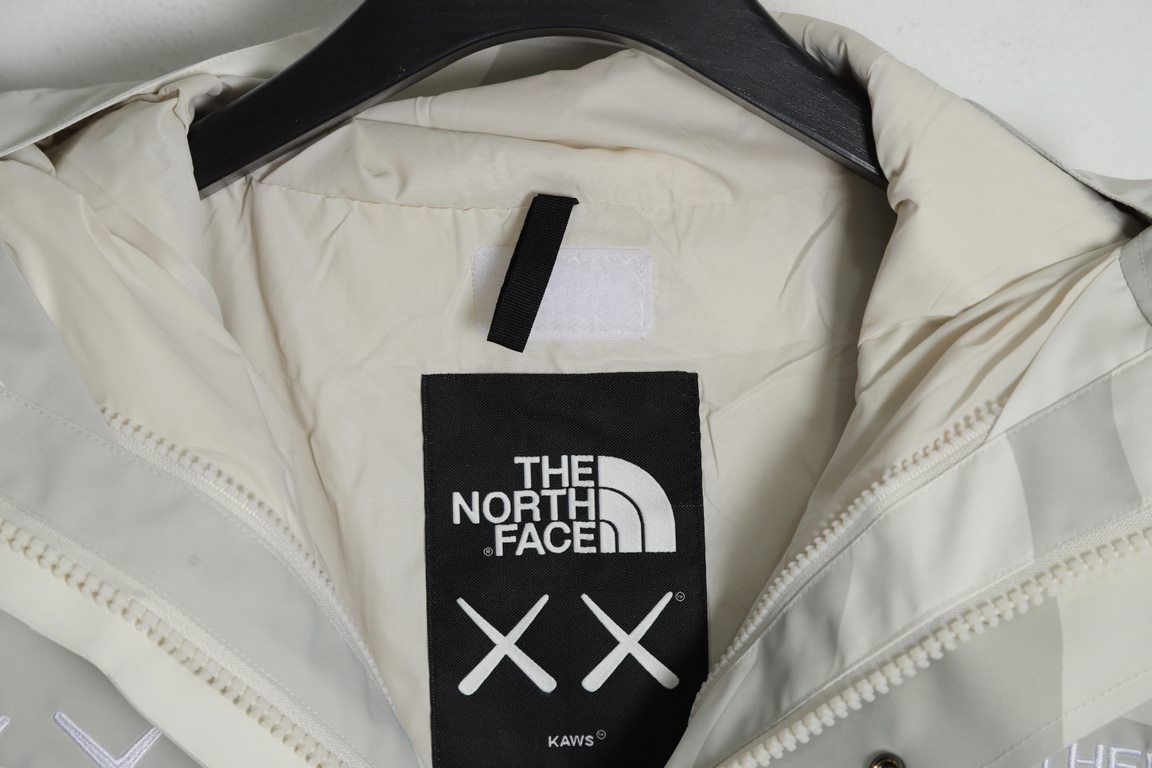 THE NORTH FACE x XX KAWS Co-Branded FW22 Outdoor Colorblock Hardshell Hooded SweatshirtTNF The North Face Limited Edition A fantastic hooded sweatshirt for men and women that can't be missed!The Noodle and KAWS innovativ