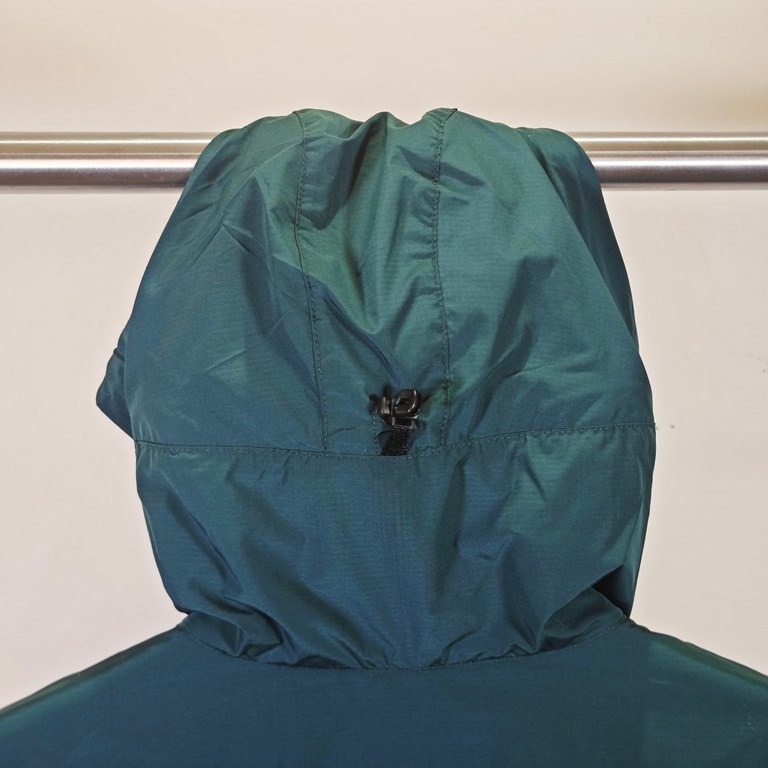 Arcteryx Squamish Series Hoody Wind Shell Waterproof Sun Protective Skin SuitColor Green.Size XS, S, M, L, XL, XXL.Applicable scene summer outdoor.Fabric Tyono30 (100% nylon).Weight120g~140g.WaterproofDWR treatment (spla