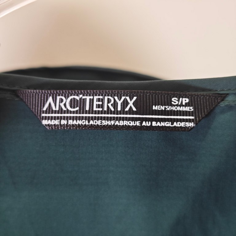 Arcteryx Squamish Series Hoody Wind Shell Waterproof Sun Protective Skin SuitColor Green.Size XS, S, M, L, XL, XXL.Applicable scene summer outdoor.Fabric Tyono30 (100% nylon).Weight120g~140g.WaterproofDWR treatment (spla