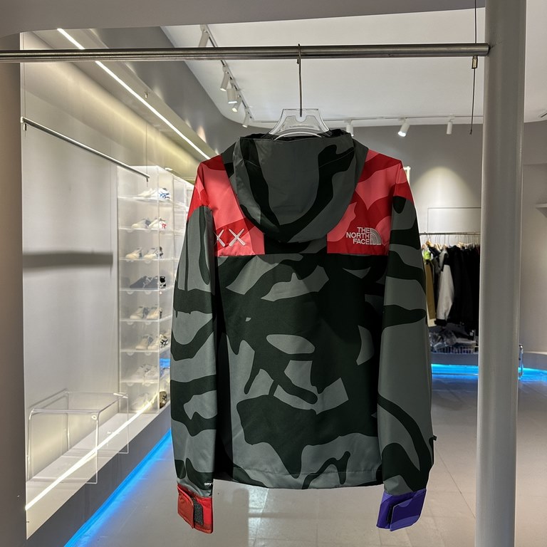 [green camouflage]The North Face XX KAWS Fantasy Link Co-branded Sweatshirt  can be maintaned! Long term in stock, not out of stock!Size XS  S  M  L  XLColor black camouflage  white camouflage  blue camouflage  green cam