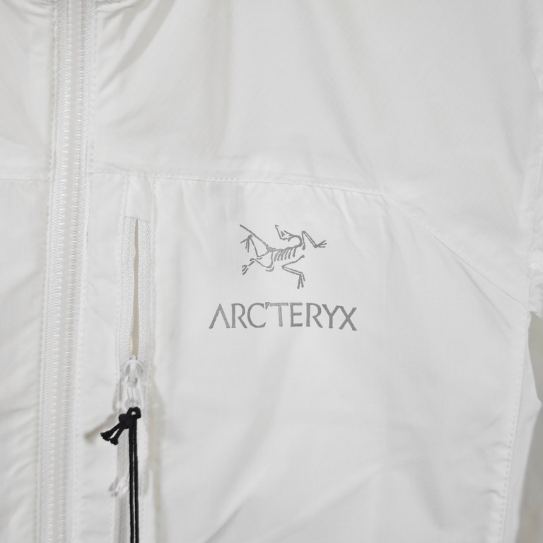 Arcteryx Squamish Series Hoody Wind Shell Waterproof Sun Protective Skin SuitColorwayWhite.Size XS, S, M, L, XL, XXL.Applicable scene summer outdoor.Fabric Tyono30 (100% nylon).Weight120g~140g.WaterproofDWR treatment (sp