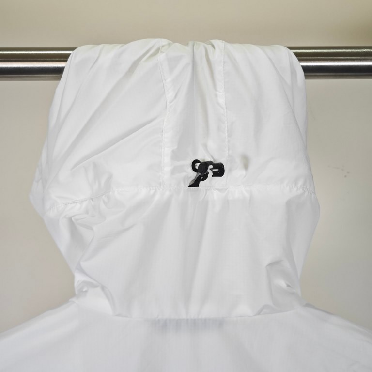 Arcteryx Squamish Series Hoody Wind Shell Waterproof Sun Protective Skin SuitColorwayWhite.Size XS, S, M, L, XL, XXL.Applicable scene summer outdoor.Fabric Tyono30 (100% nylon).Weight120g~140g.WaterproofDWR treatment (sp