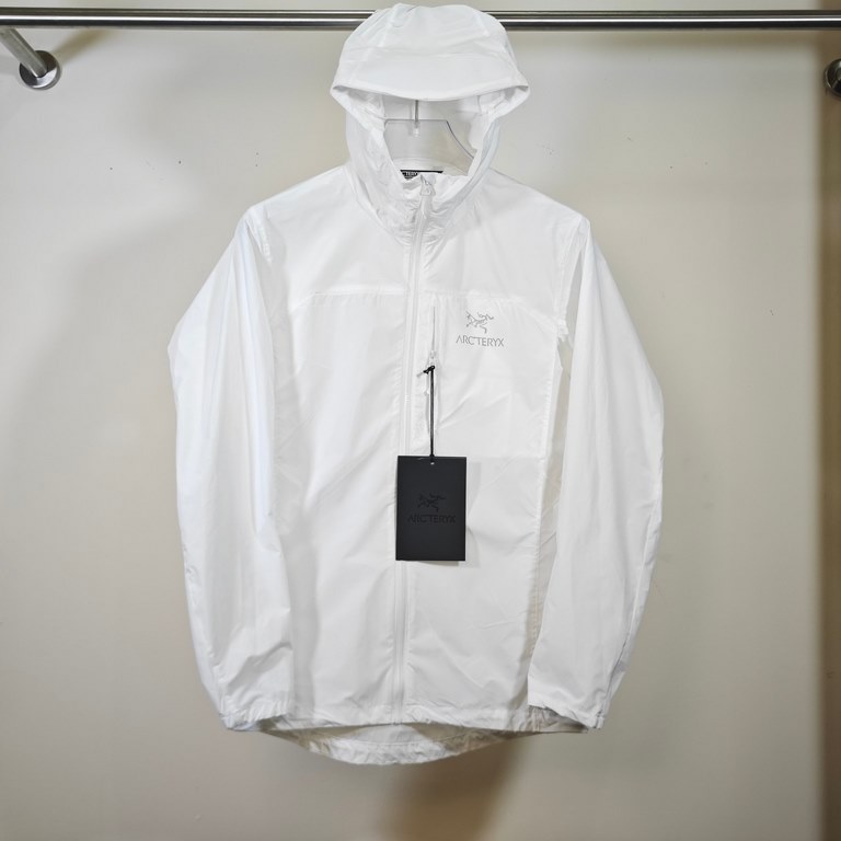 Arcteryx Squamish Series Hoody Wind Shell Waterproof Sun Protective Skin SuitColorwayWhite.Size XS, S, M, L, XL, XXL.Applicable scene summer outdoor.Fabric Tyono30 (100% nylon).Weight120g~140g.WaterproofDWR treatment (sp