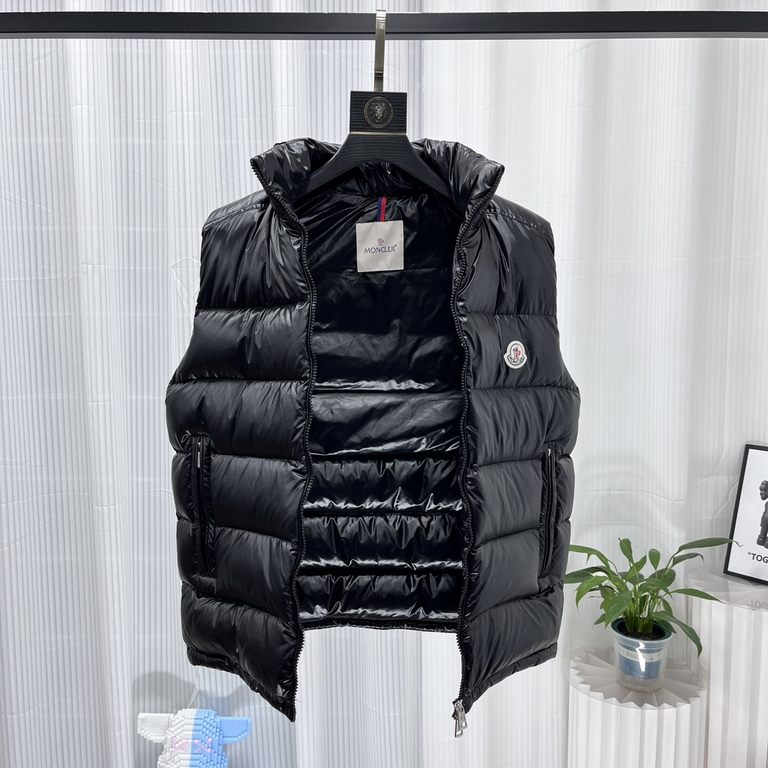 MONKOUTH MonclerMoncler SpringSummer New OuseMen and Women'sFeather VestsSize 1 yards, 2 yards, 3 yards, 4 yards, 5 yardsProduct color blackDESCRIPTION Inspired by the        8's iconic jacket, the Tib has been reinterpr