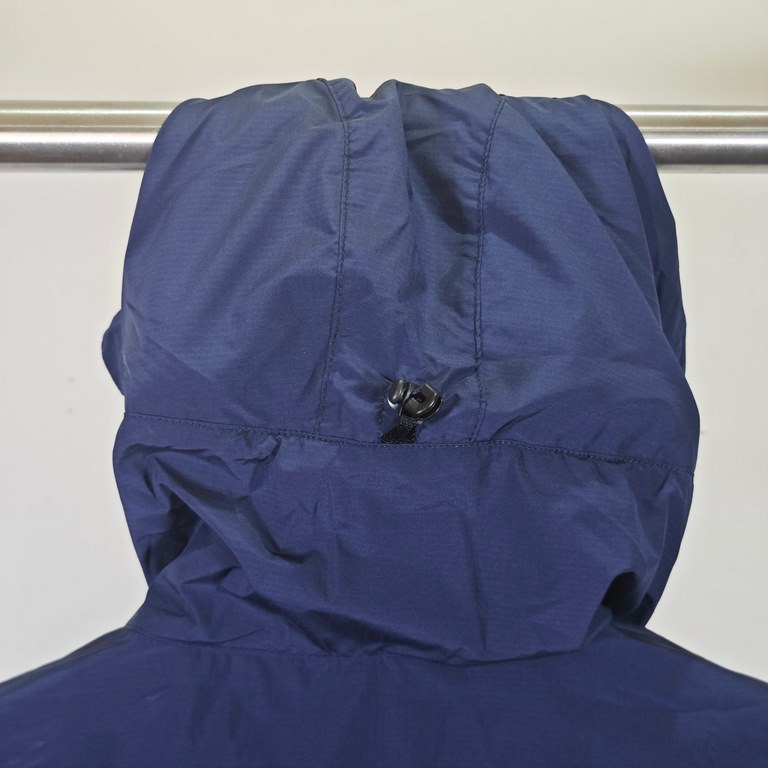 Arcteryx Squamish Series Hoody Wind Shell Waterproof Sun Protective Skin SuitColor scheme dark blue.Size XS, S, M, L, XL, XXL.Applicable scene summer outdoor.Fabric Tyono30 (100% nylon).Weight120g~140g.WaterproofDWR trea