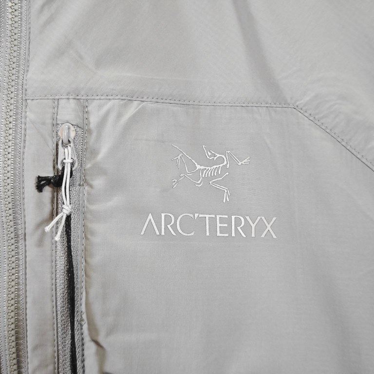 Arcteryx Squamish Series Hoody Wind Shell Waterproof Sun Protective Skin SuitColor Grey.Size XS, S, M, L, XL, XXL.Applicable scene summer outdoor.Fabric Tyono30 (100% nylon).Weight120g~140g.WaterproofDWR treatment (splas