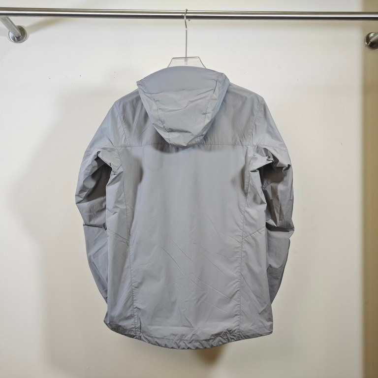 Arcteryx Squamish Series Hoody Wind Shell Waterproof Sun Protective Skin SuitColor Grey.Size XS, S, M, L, XL, XXL.Applicable scene summer outdoor.Fabric Tyono30 (100% nylon).Weight120g~140g.WaterproofDWR treatment (splas