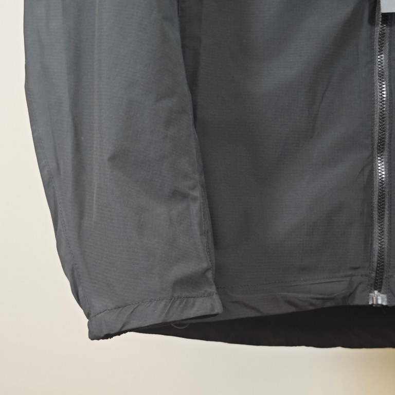 Arcteryx Squamish Series Hoody Wind Shell Waterproof Sun Protective Skin SuitColor Black.Size XS, S, M, L, XL, XXL.Applicable scene summer outdoor.Fabric Tyono30 (100% nylon).Weight120g~140g.WaterproofDWR treatment (spla