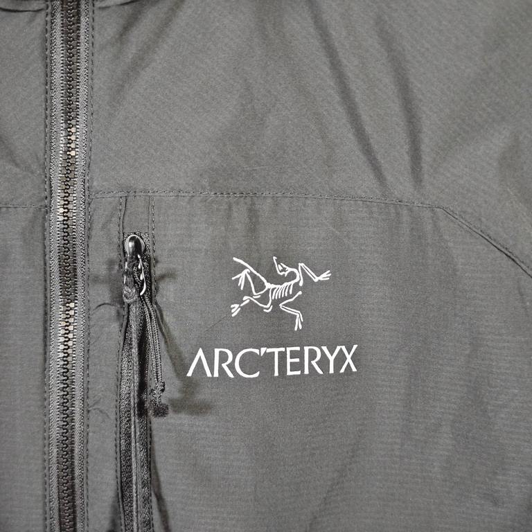 Arcteryx Squamish Series Hoody Wind Shell Waterproof Sun Protective Skin SuitColor Black.Size XS, S, M, L, XL, XXL.Applicable scene summer outdoor.Fabric Tyono30 (100% nylon).Weight120g~140g.WaterproofDWR treatment (spla