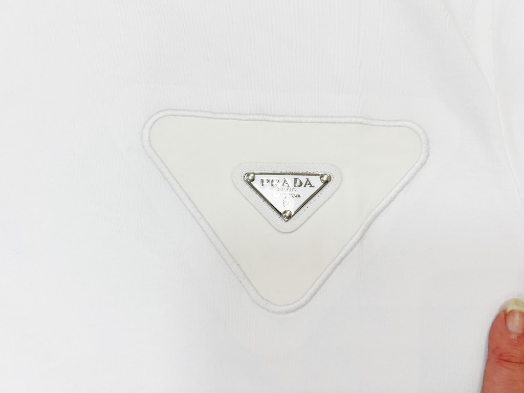 24806#PRAD24 top black and white two-color classic triangle patch embroidery fusion metal triangle label solid color hundred trend hundred short sleeve, Seiko brand trend hundred top classic short sleeve 3 labels complet