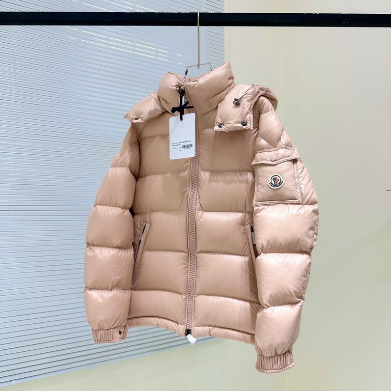 ｜MONKOY Monkou Maire Pink MayaWomen's Down Jacket CoatTop OriginalItem No. I20931A0014268950999Size 0 yards, 1 yards, 2 yards, 3 yardsDescriptionThe Maire Down Jacket is a classic women's piece from Moncler, with a short