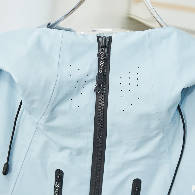 Core Private Chat Quantity and price available The North Face's Top Outdoor Line Summit Peak Series  The Futurelight Nano Waterproof Hardshell is made with a FUTURELIGHT 3L shell, the press-gluing process is designed to 