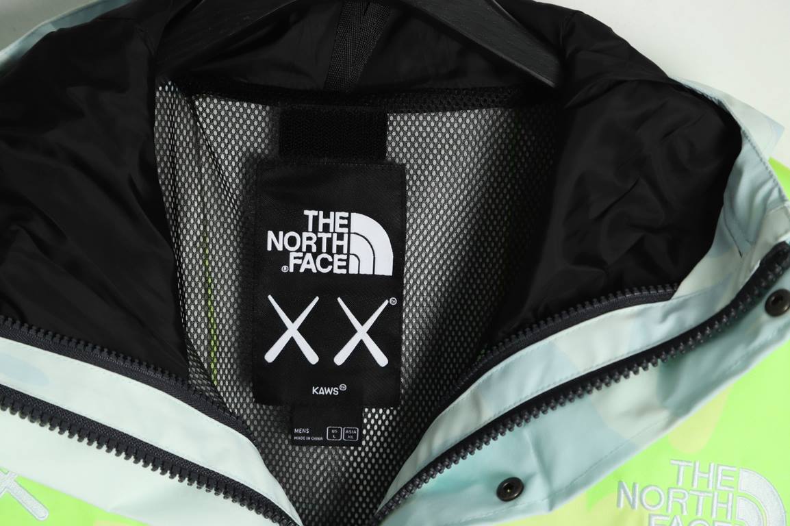 THE NORTH FACE x XX KAWS Co-Branded FW22 Outdoor Colorblock Hardshell Hooded SweatshirtTNF The North Face Limited Edition A fantastic hooded sweatshirt for men and women that can't be missed!The Noodle and KAWS innovativ