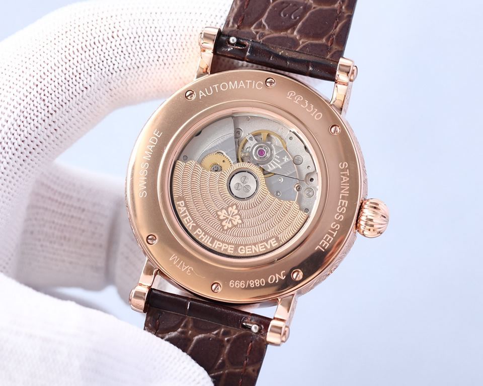 The Patek Philippe Patek Philippe Complications - hand-engraved floral wristwatch - is a stunning watch, with a diameter of 42 millimeters that fits the popular male hand size, very business as well as leisure. The entir