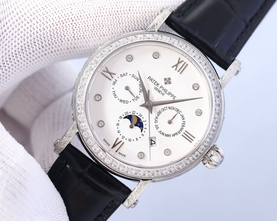 The Patek Philippe Patek Philippe Complications - hand-engraved floral wristwatch - is a stunning watch, with a diameter of 42 millimeters that fits the popular male hand size, very business as well as leisure. The entir