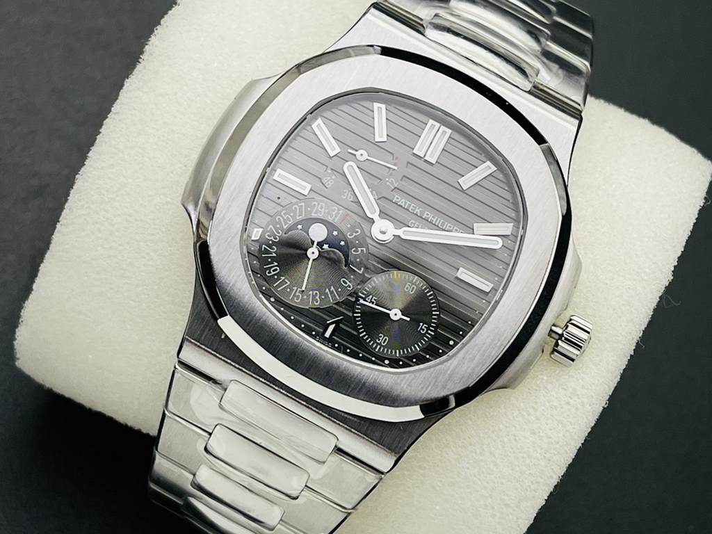 PPF has been working for three years, and it's a true core work! Patek Philippe PP5712GR Patek Philippe PP5712GR, the King of Steel, has made its debut! This is a truly landmark super one-piece movement, Cal. 240 PS IRM 