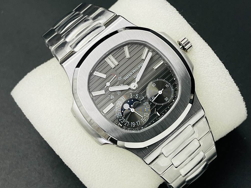 PPF has been working for three years, and it's a true core work! Patek Philippe PP5712GR Patek Philippe PP5712GR, the King of Steel, has made its debut! This is a truly landmark super one-piece movement, Cal. 240 PS IRM 