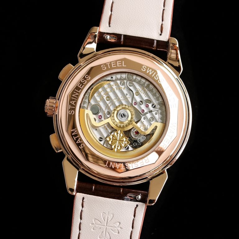 Exclusive to the market, it took 2 years for the customized version of South African diamonds to arrive, consisting of 20 different diamonds with brilliant colors and a buckle embellished with 21 diamonds, the Patek Phil