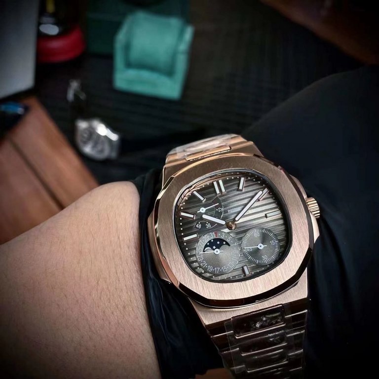 Patek Philippe Nautilus 5712A arrives Patek Philippe Nautilus The world's most expensive porthole, this porthole-inspired bezel is not round, not square, but rather curved corners of the octagonal-like; left and right si