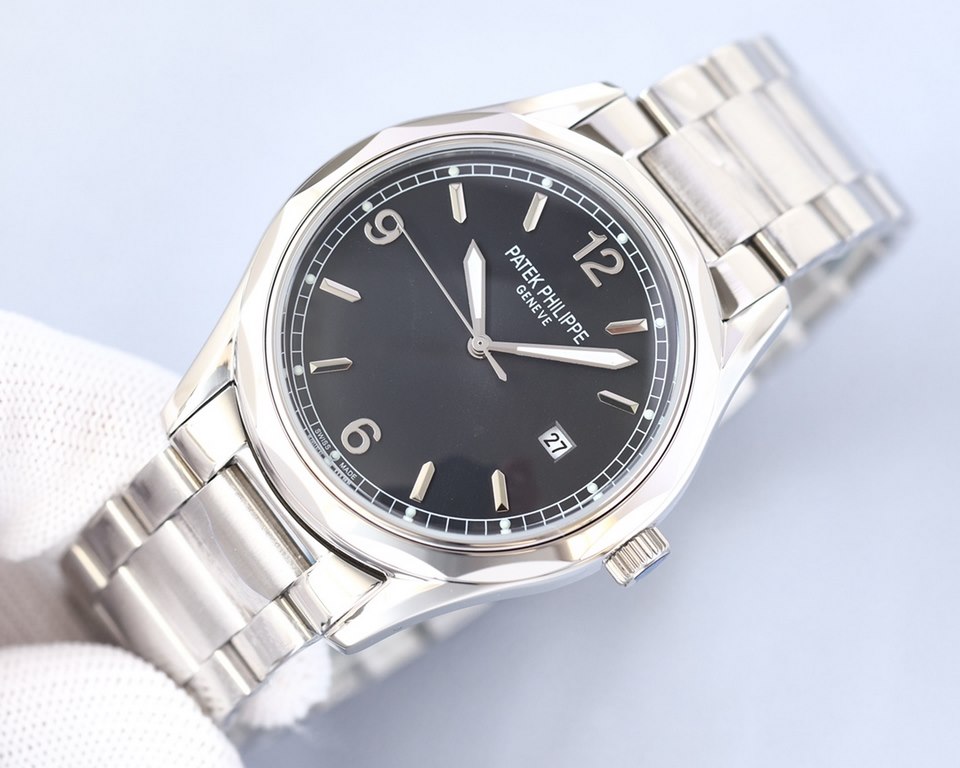 New steel bracelet debuts and shakes up the Patek Philippe Classics collection, a masterpiece of fine aestheticsThe watch measures 41mm. Thin but with qualityThe details of the case have been refined and the quality of t