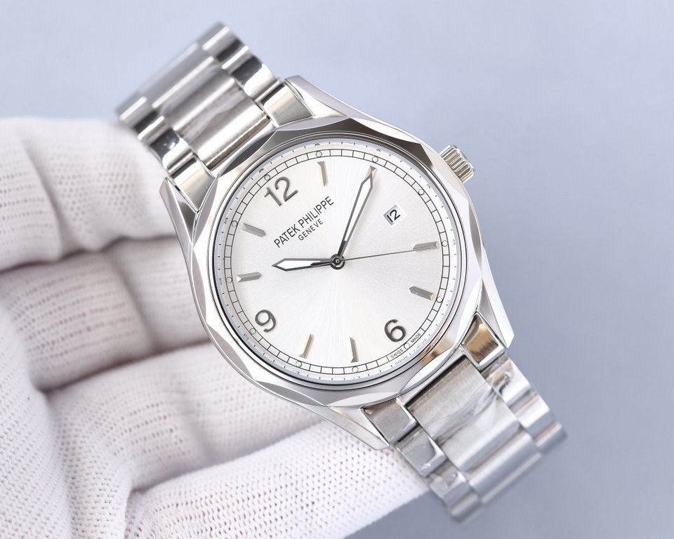 New steel bracelet debuts and shakes up the Patek Philippe Classics collection, a masterpiece of fine aestheticsThe watch measures 41mm. Thin but with qualityThe details of the case have been refined and the quality of t