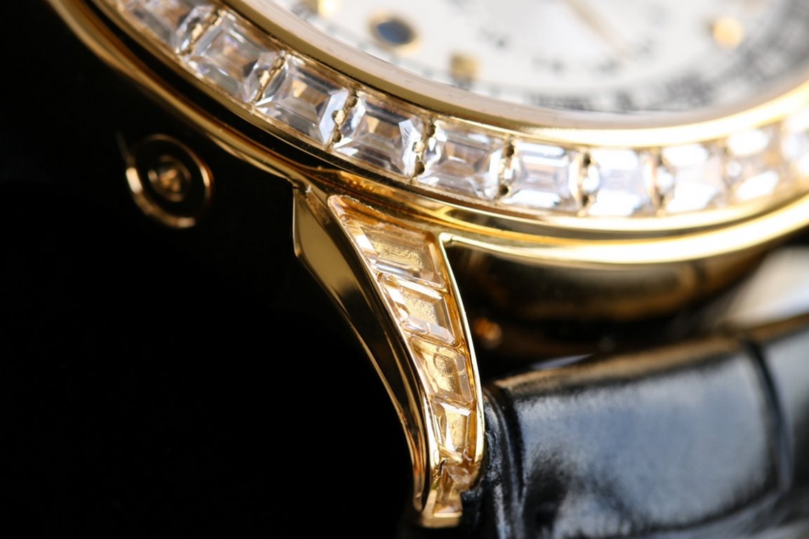 Exclusive to the market, it took 2 years for the customized version of South African diamonds to arrive, consisting of 20 different diamonds with brilliant colors and a buckle embellished with 21 diamonds, the Patek Phil