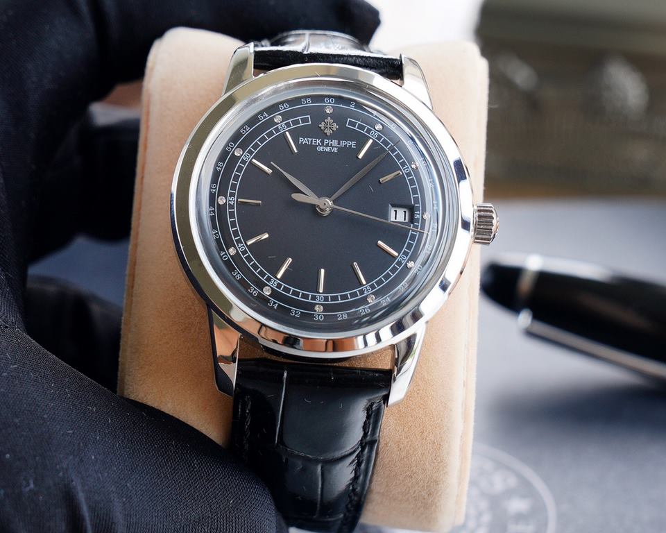 Patek Philippe PATEKPHILIPPE Overseas Edition, 1851 Patek founder Anthony launched the classical series of wristwatches, it was a hit, in the London World Expo was selected by Queen Victoria of the United Kingdom, which 