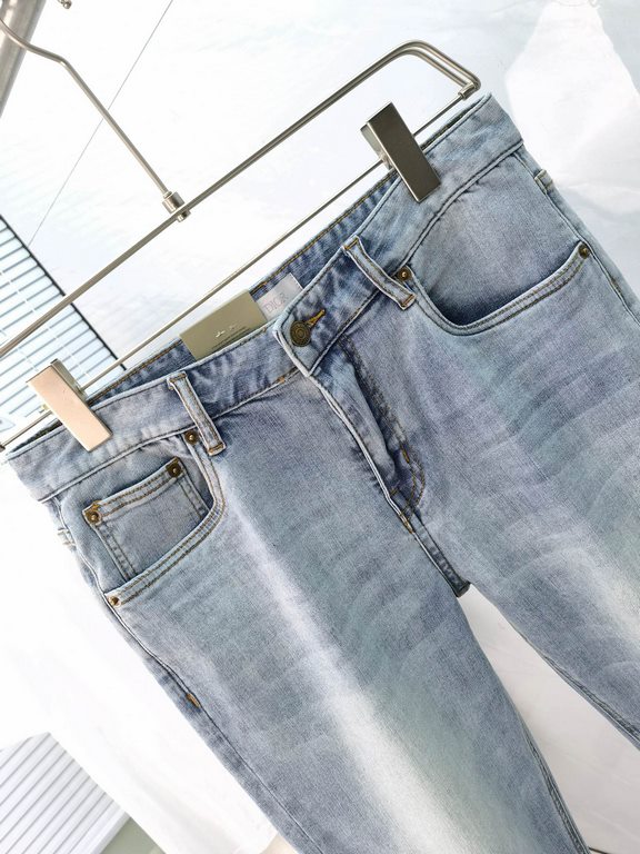 Dior Dior    2023 early spring counter synchronization new! Foreign trade original single! Heavy duty washed jeans. Taste and value sharing! Very comfortable to wear. Low-key but not lose luxury. Wear out very classy! Cu