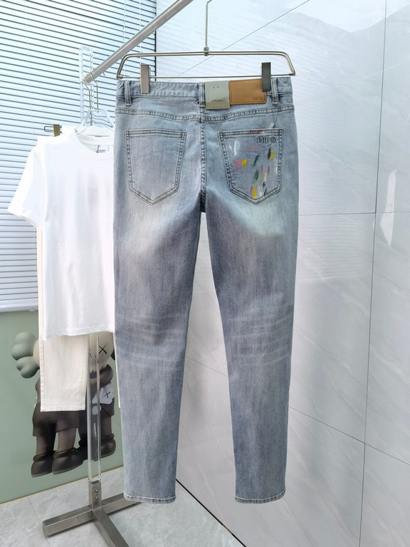 Dior Dior    2023 early spring counter synchronization new! Foreign trade original single! Heavy duty washed jeans. Taste and value sharing! Very comfortable to wear. Low-key but not lose luxury. Wear out very classy! Cu