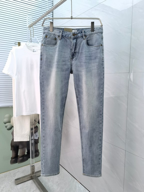 Dior Dior    2023 early spring counter synchronization new! Foreign trade original single! Heavy duty washed jeans. Taste and value sharing! Very comfortable to wear. Low-key but not lose luxury. Wear out very classy! Cu