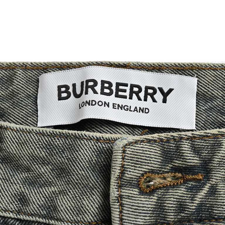 Burberry  Burberry 23Fw wheat ears embroidered jeans so far this year to do the most bullish jeans, heavy wash process, hidden mystery details are very much, this time the main push of the pants whether version or on the