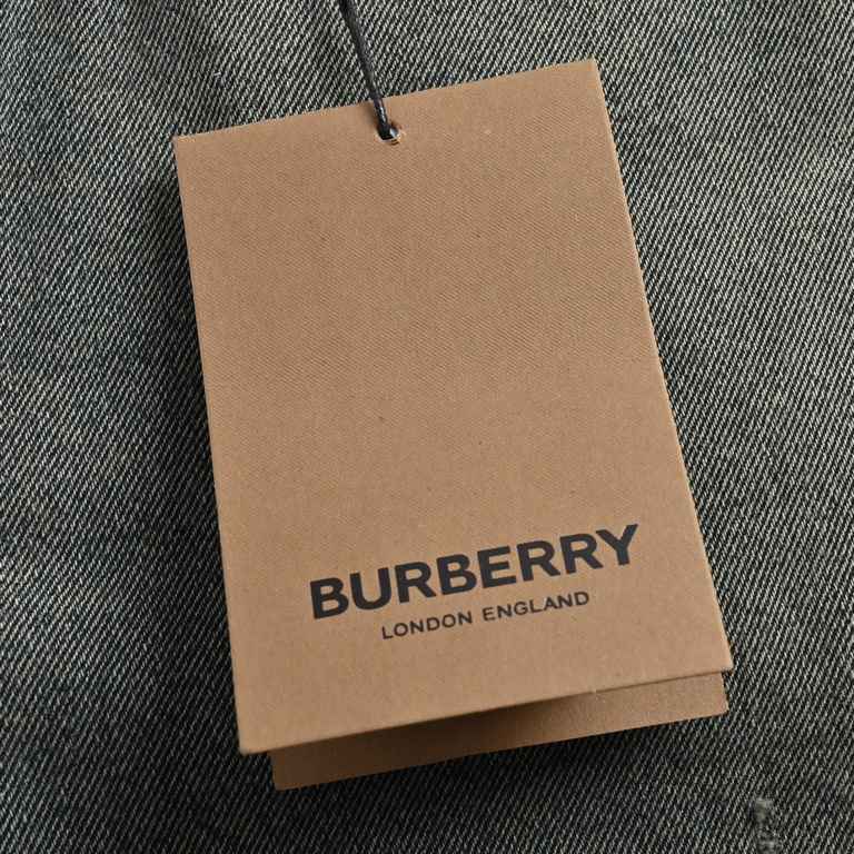 Burberry  Burberry 23Fw wheat ears embroidered jeans so far this year to do the most bullish jeans, heavy wash process, hidden mystery details are very much, this time the main push of the pants whether version or on the