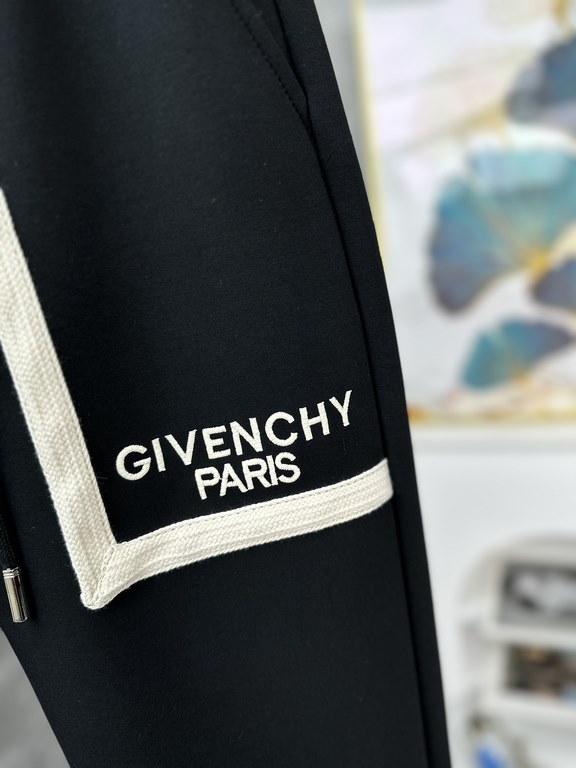 Givenchy new casual pants for fallwinter 2023! Synchronized sale on the official website. Brand classic LOGO casual pants , custom fabric, excellent comfort, strong hand touch. Highly recognizable, perfect quality crafts