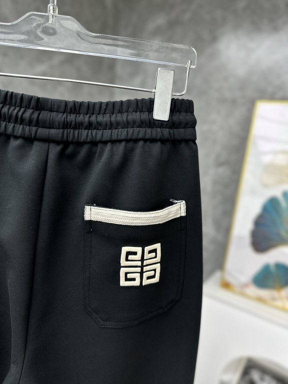 Givenchy new casual pants for fallwinter 2023! Synchronized sale on the official website. Brand classic LOGO casual pants , custom fabric, excellent comfort, strong hand touch. Highly recognizable, perfect quality crafts