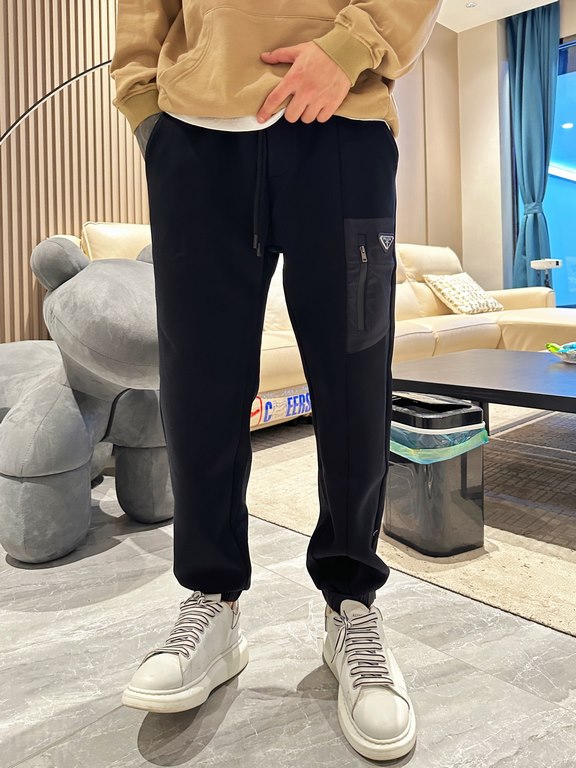 Prada new casual pants for fallwinter 2023! Synchronized sale on the official website. Brand classic LOGO casual pants , customized fabric, excellent comfort, strong hand touch. Highly recognizable, perfect quality craft