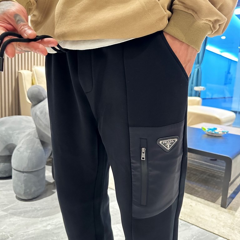 Prada new casual pants for fallwinter 2023! Synchronized sale on the official website. Brand classic LOGO casual pants , customized fabric, excellent comfort, strong hand touch. Highly recognizable, perfect quality craft