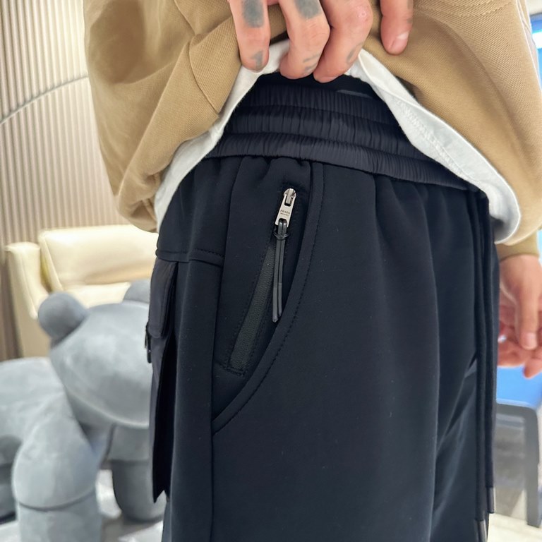 Prada new casual pants for fallwinter 2023! Synchronized sale on the official website. Brand classic LOGO casual pants , customized fabric, excellent comfort, strong hand touch. Highly recognizable, perfect quality craft