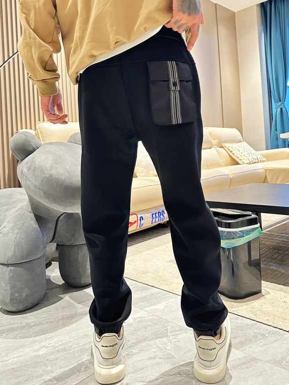 Prada new casual pants for fallwinter 2023! Synchronized sale on the official website. Brand classic LOGO casual pants , customized fabric, excellent comfort, strong hand touch. Highly recognizable, perfect quality craft