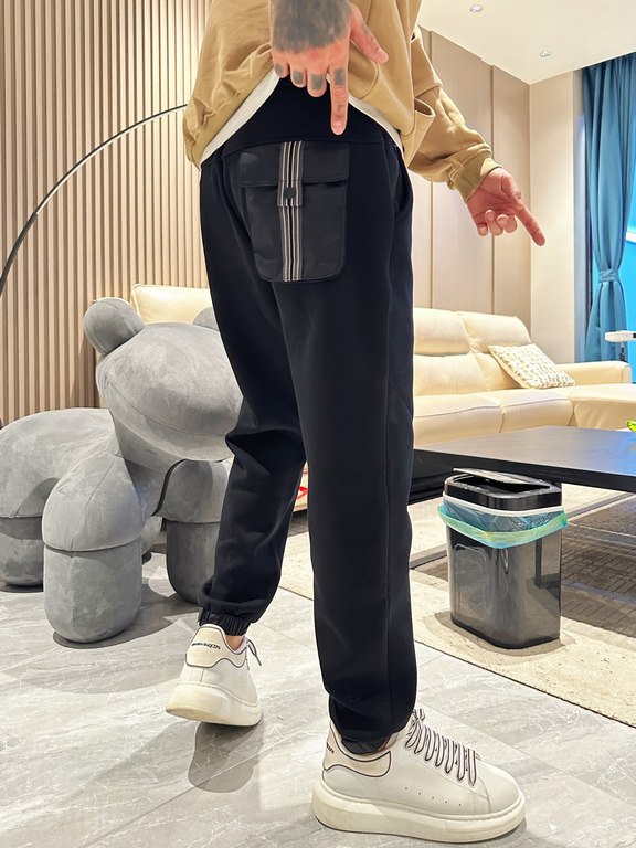 Prada new casual pants for fallwinter 2023! Synchronized sale on the official website. Brand classic LOGO casual pants , customized fabric, excellent comfort, strong hand touch. Highly recognizable, perfect quality craft