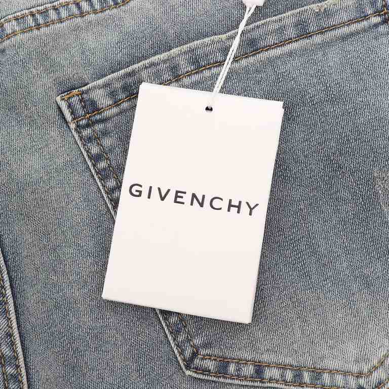 GivenchyGivenchy Pentagram Destruction JeansSo far this year to do the most awesome jeans, heavy wash process, hidden mystery details are very much, this time the main push of the pants whether version or on the body is 