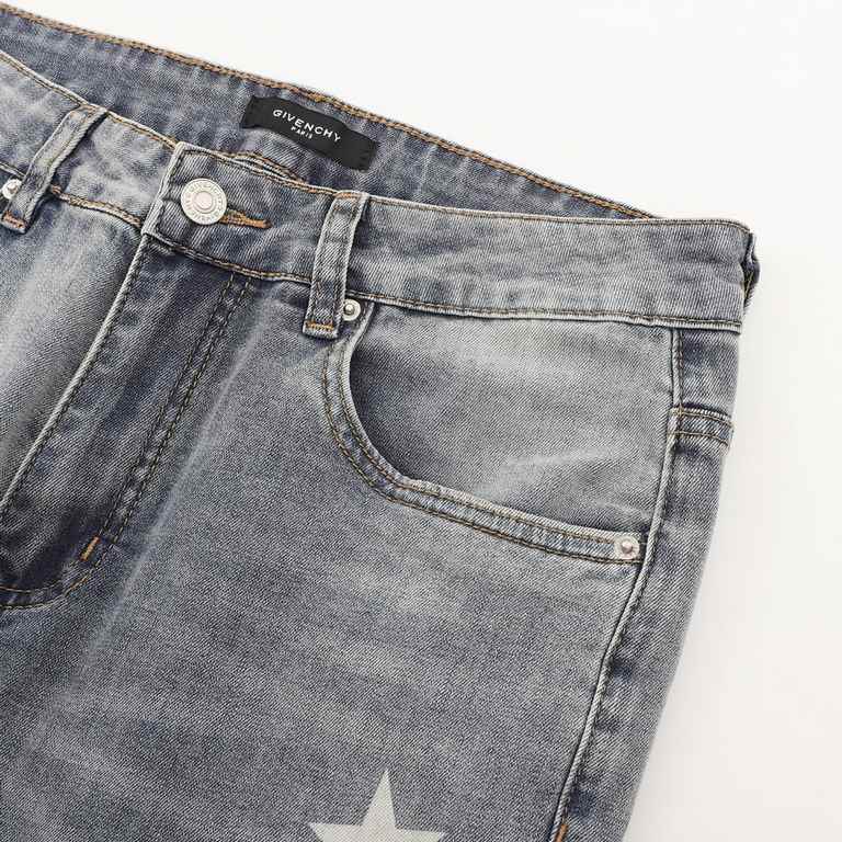 GivenchyGivenchy Pentagram Destruction JeansSo far this year to do the most awesome jeans, heavy wash process, hidden mystery details are very much, this time the main push of the pants whether version or on the body is 