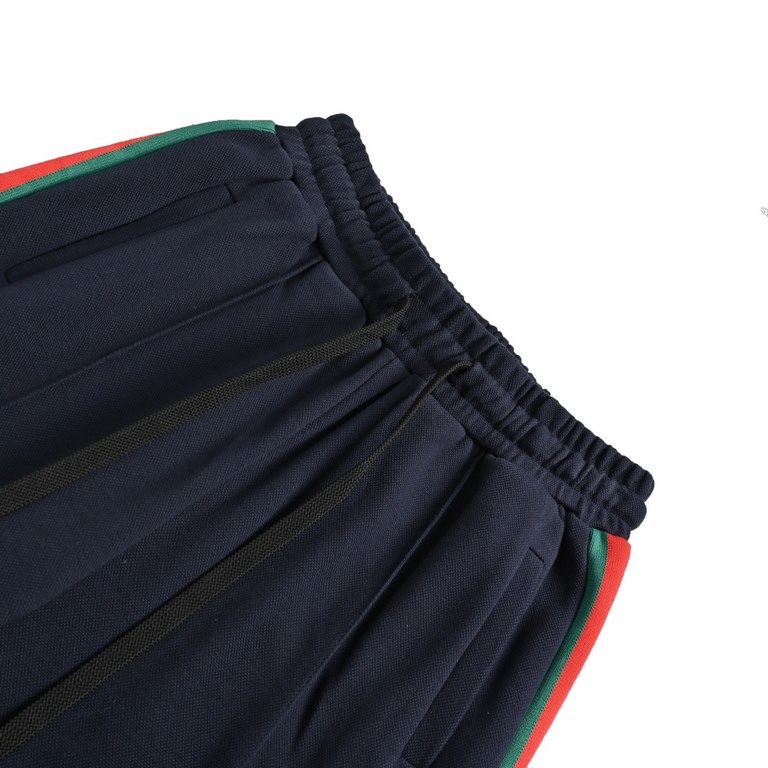 GucciGucci 23Fw Red and Green Striped Webbing Colorblock PantsOriginally purchased at 8,500, these pants have color blocked stripes on both sides of the leg,The fabric is made of 400g beaded mesh cotton fabrics, ordering